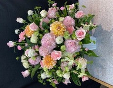 舞台出演お祝いにアレンジメントをお届け・葛飾区・金町・亀有・青戸・立石・水元＜東京都葛飾区亀有の花屋・前澤生花店のイメージ