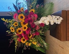 かめありリリオホール・イベント会場へ壇上の花お届・葛飾区・亀有・立石・千住・青戸＜東京都葛飾区亀有の花屋・前澤生花店のイメージ