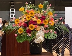 壇上の花をお届・かめありリリオホール・葛飾区・亀有・堀切・お花茶屋・立石＜東京都葛飾区亀有の花屋・前澤生花店のイメージ