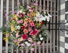 かつしかシンフォニーヒルズへお祝いスタンド花お届・亀有、北綾瀬、六町、立石＜東京都葛飾区亀有の花屋・前澤生花店のイメージ