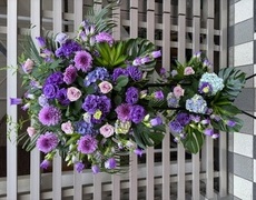 お誕生日御祝スタンド花ブルー、お届・葛飾区・金町・亀有・お花茶屋・立石・六町のイメージ