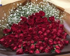 赤バラ100本カスミソウの花束